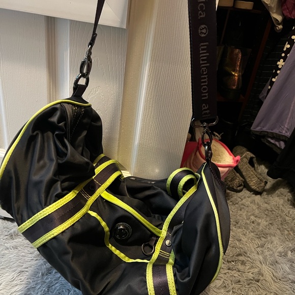lululemon athletica Black and Neon Green Shoulder Bag - Picture 1 of 8